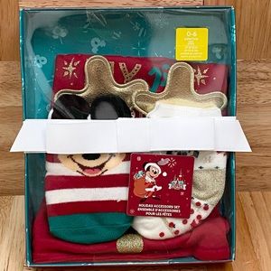 NEW Disney Holiday Accessory Set Baby 0-6 Months Diaper Cover Beanie Socks